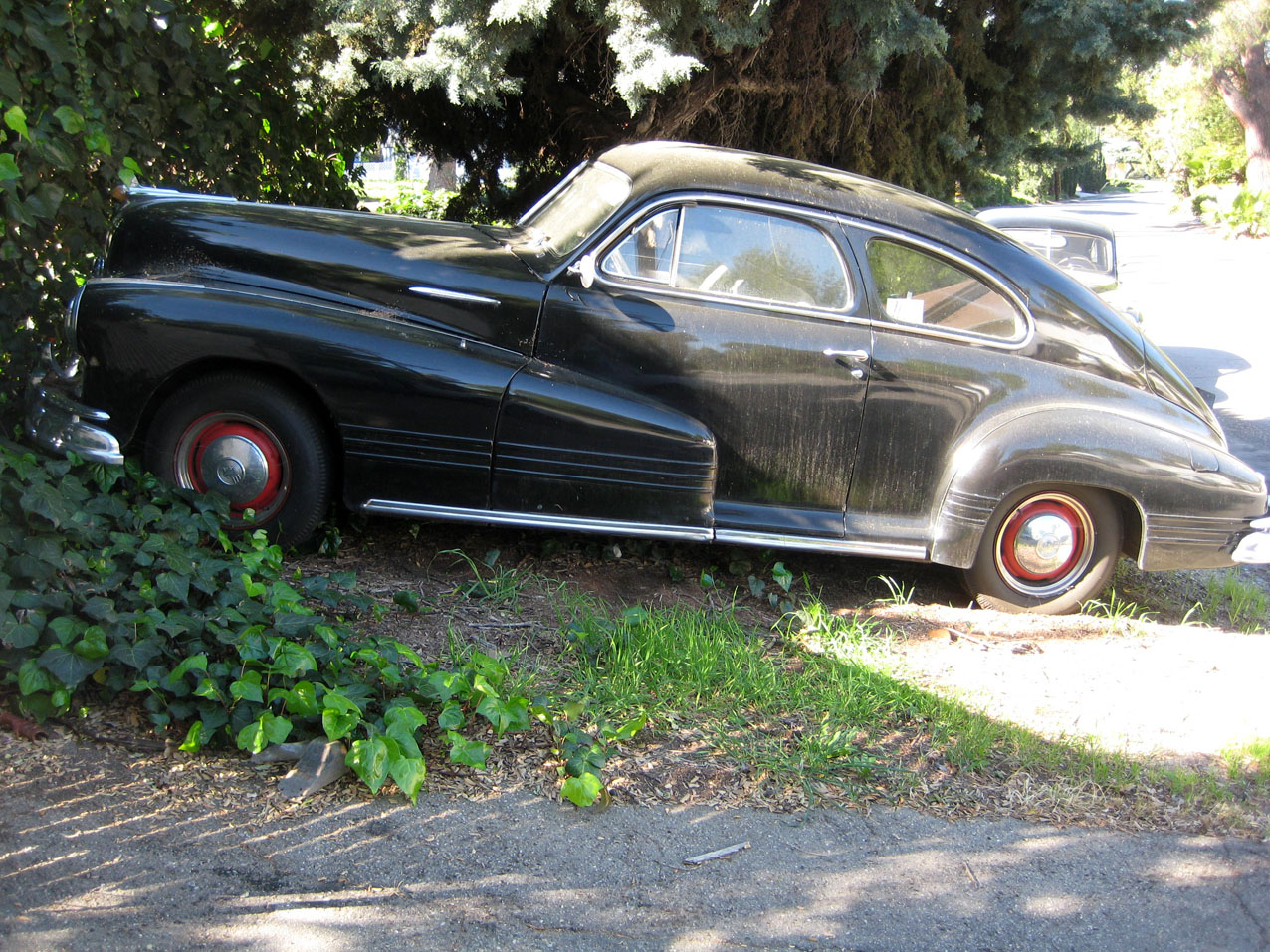 Very nicely done on this 1951 Ford Crestliner two-tones.